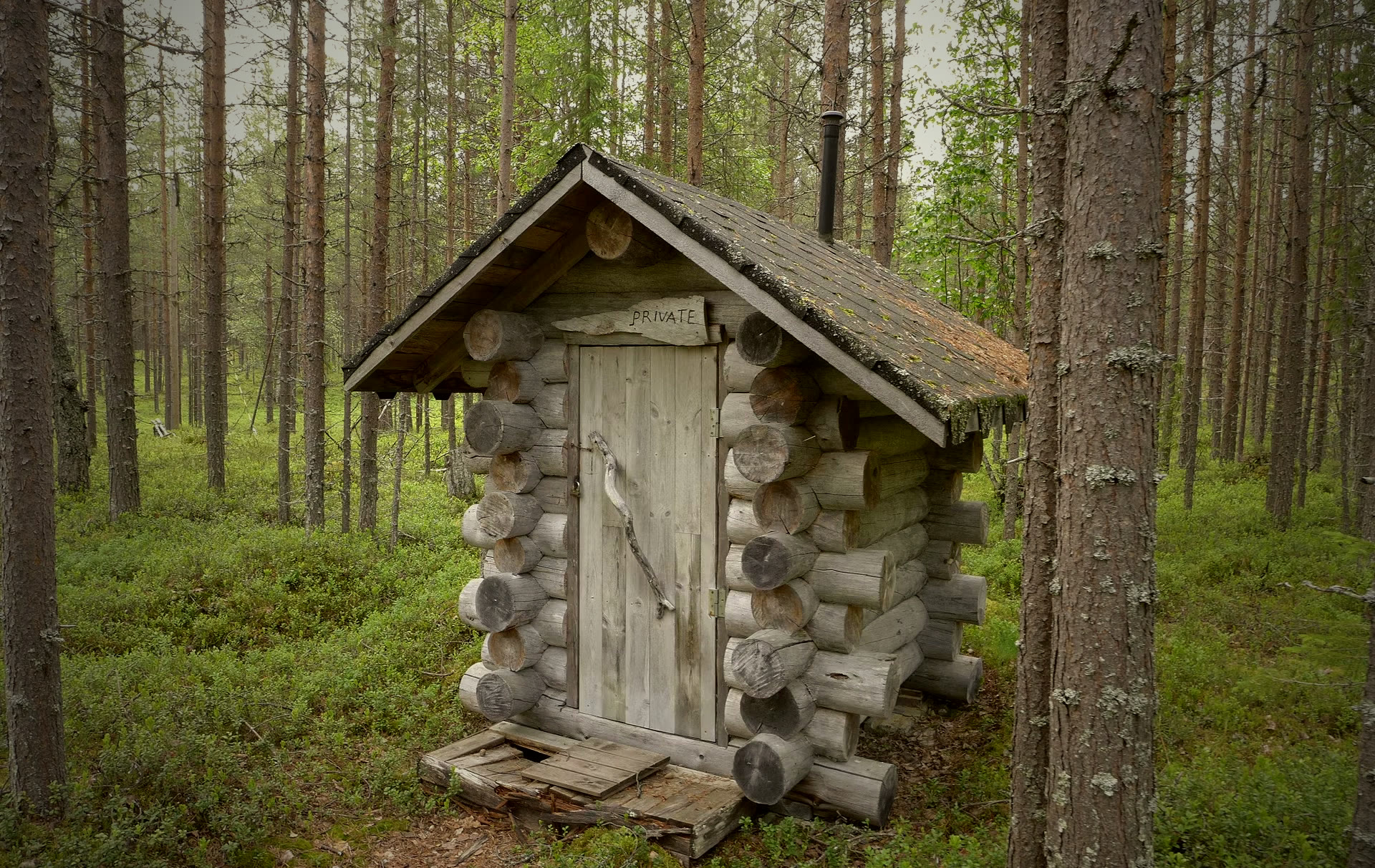 Ulkokäymälä omassa kelorakennuksessaan
