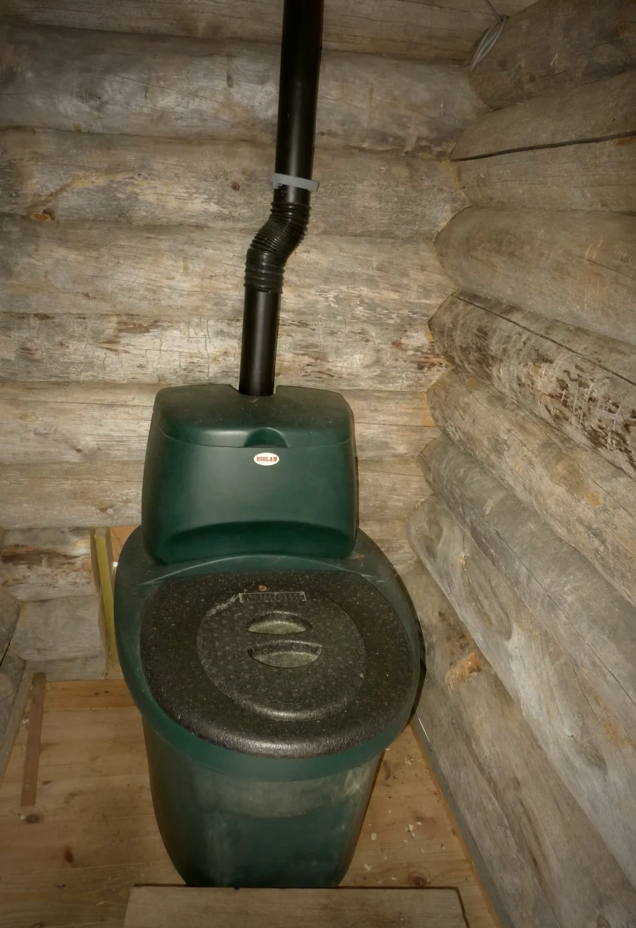 Kuivakäymälä huussin sisällä
