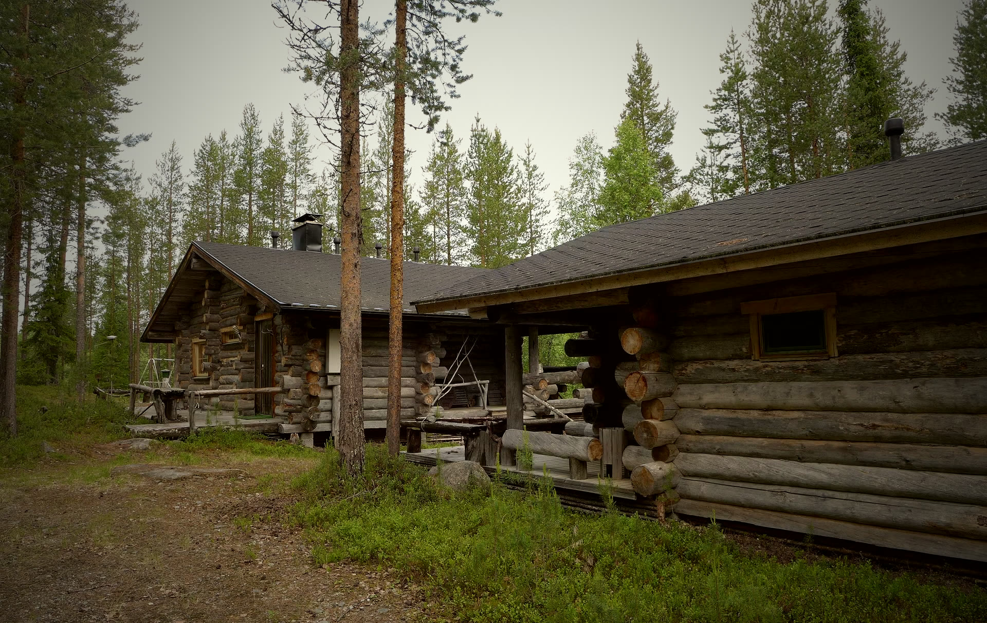 Kelomökki ja keloaitta vierekkäin pihapiirissä